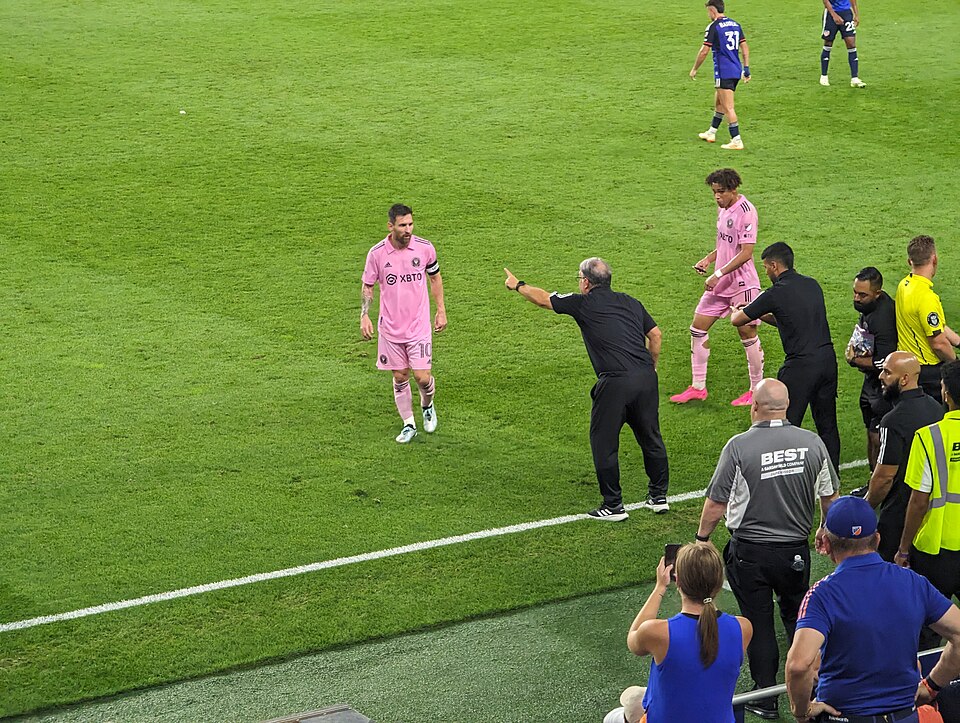 File:CINvMIA 2023-08-23 - Lionel Messi, Tata Martino (PXL 20230824 010525464).jpg
